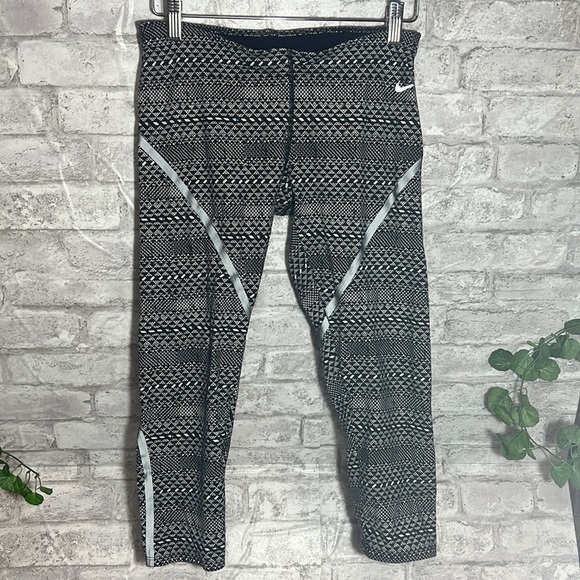 Nike Dri-Fit Capri Leggings Women’s Size S Front&Back Reflector Strips‎ - Picture 1 of 8
